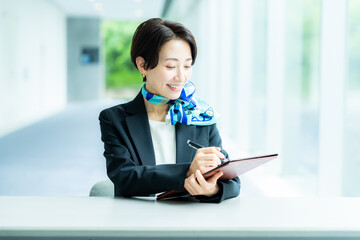 案内する受付の女性