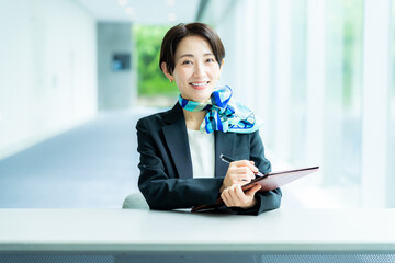 案内する受付の女性