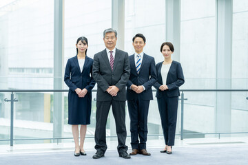 並んで立つビジネスパーソン