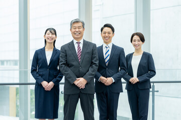 並んで立つビジネスパーソン