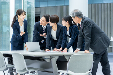 打ち合わせするビジネスパーソン