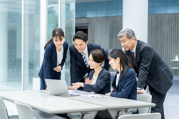 打ち合わせするビジネスパーソン