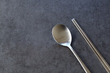 スッカラとチョッカラ - 韓国スタイルのステンレス製の食器。スプーンのスッカラと、お箸のチョッカラ
