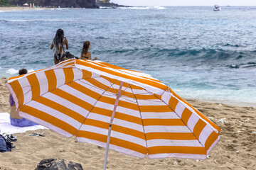 Parasol sur plage de Boucan Canot, île de la Réunion 