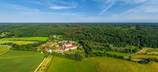 Kloster Oberschönenfeld in den Westlichen Wäldern bei Augsburg von oben