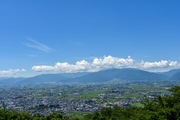 高台から眺める松本市街と北アルプスの山々