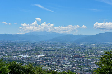 高台から眺める松本市街と北アルプスの山々