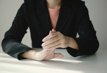 Obraz premium A female office worker experiencing discomfort and pain in the palm due to long hours of computer work a frequent manifestation of office syndrome