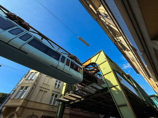 Die Wuppertaler Schwebebahn fährt in die Haltestelle Sonnborn, Wuppertal, Deutschland