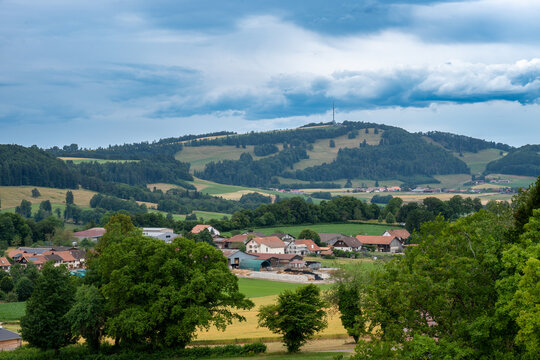 Pleigne est un village situ&eacute; sur une colline (809 m&egrave;tres) au nord-ouest de Del&eacute;mont, dans le Jura suisse.