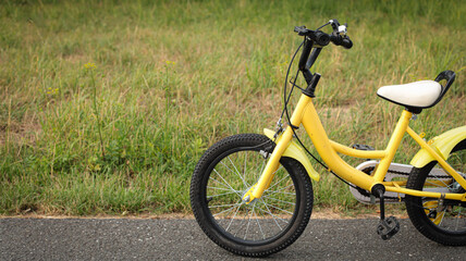 Children's bike with training wheels