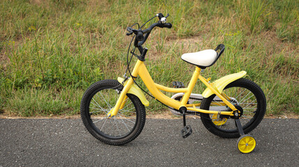 Children's bike with training wheels