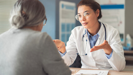 Obraz premium Doctor and patient are talking at clinic