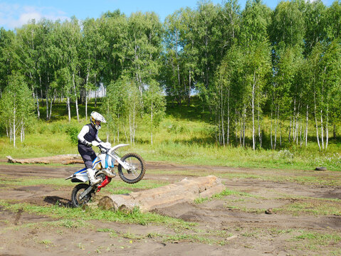 Dirt Bike Thrills: Overcoming Log Obstacles