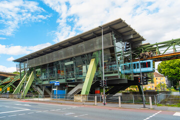Die Wuppertaler Schwebebahn in der Nähe der Haltestelle Zoo Stadion, Wuppertal, Deutschland