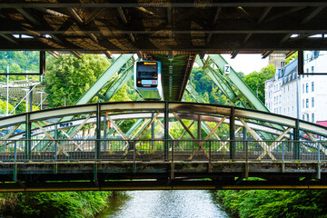 Die Wuppertaler Schwebebahn in der Nähe der Haltestelle Zoo Stadion, Wuppertal, Deutschland