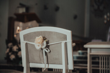 Dekoracja krzeseł w kościele © Artur