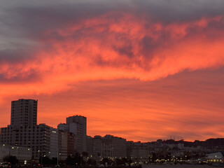 Fototapeta premium Vibrant red sunset over city skyline