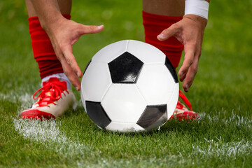 Fußballer legt den Ball zum Eckstoß bereit