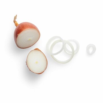 Cebola cortada com rodelas isolada em fundo branco