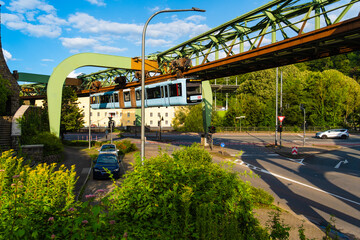 Die Wuppertaler Schwebebahn in der Nähe der Haltestelle Zoo Stadion, Wuppertal, Deutschland,...
