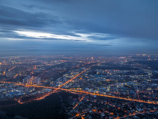 Obraz premium Urban landscape with numerous buildings, trees and residential areas