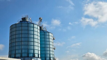 silos cisterne azzurre nel cielo