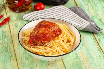 Pasta spaghetti with chicken thighs