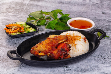 Spicy roasted chicken wing with rice