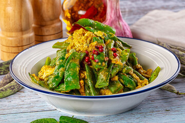 Steamed green beans with egg scramble