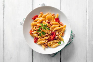Mezze penne con pancetta e pomodorini, pasta italiana 