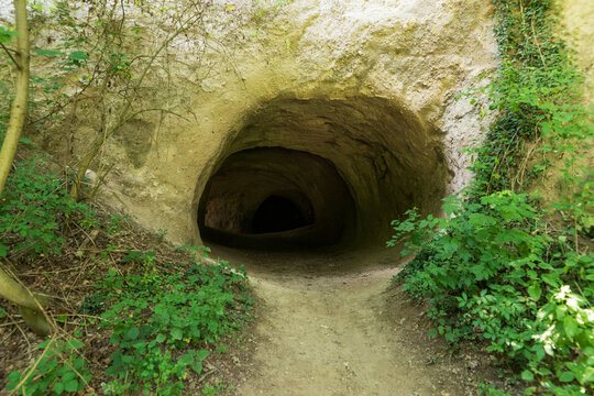 Trassh&ouml;hlen bei Burgbrohl in der Eifelregion. Deutschland