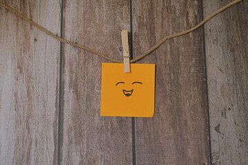 post it naranja tendido cuerda pinza madera 