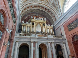 Fototapeta premium interior of the cathedral of st james in vienna.The location is likely a cathedral or a large church. • The pipe organ is positioned above a series of arched columns. • Its decoration is remarkably 