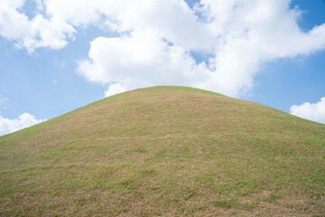 파란 하늘 아래 언덕