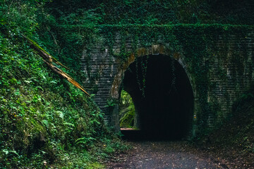 Passage sous un ancien pont