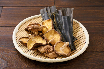 干し椎茸と昆布｜和食の出汁素材として使われる乾物食材