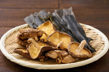 干し椎茸と昆布｜和食の出汁素材として使われる乾物食材