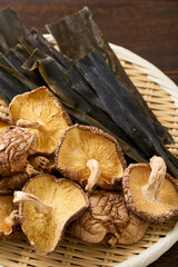 干し椎茸と昆布｜和食の出汁素材として使われる乾物食材