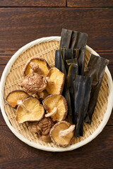 干し椎茸と昆布｜和食の出汁素材として使われる乾物食材