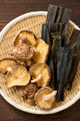 干し椎茸と昆布｜和食の出汁素材として使われる乾物食材