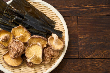 干し椎茸と昆布｜和食の出汁素材として使われる乾物食材
