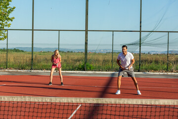 Obraz premium Mixed doubles tennis match on a clay court