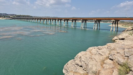 Obraz premium long concrete bridge over turquoise water