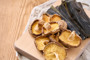 干し椎茸と昆布｜家庭料理に使われる和風の出汁素材