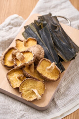 干し椎茸と昆布｜家庭料理に使われる和風の出汁素材