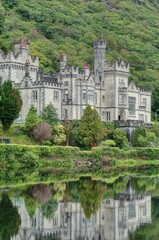 Obraz premium Abbaye de Kylemore dans le parc national du Connemara en Irlande