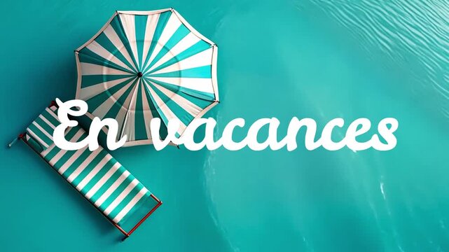 Texte en fran&ccedil;ais "En vacances" sur vue flat lay d&rsquo;un transat ray&eacute; vert et blanc avec parasol assorti flottant sur une eau turquoise, composition estivale avec espace n&eacute;gatif copyspace