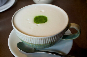 お洒落なカップに入った抹茶ラテが美味しそう