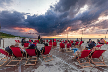 Strandbar bei Sonnenuntergang in Zingst an der Ostsee.